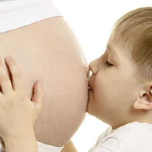 jongen kust zwangere buik